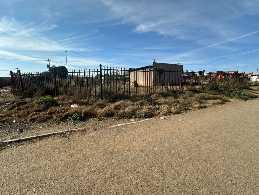735 m² Land
