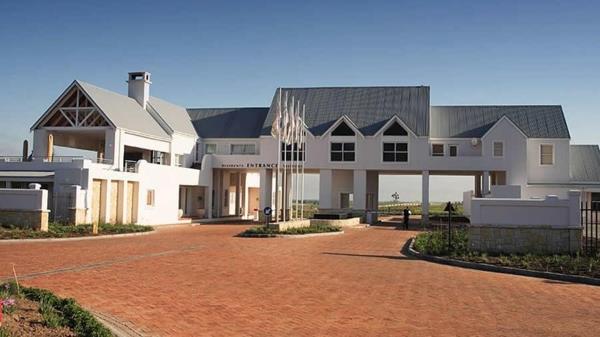 738 m² Land