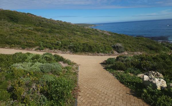 1 320 m² Land