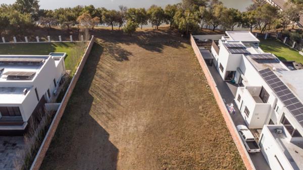 1 689 m² Land