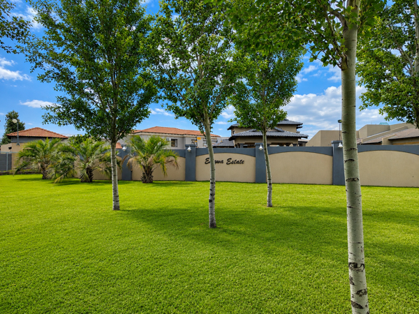 1 853 m² Land
