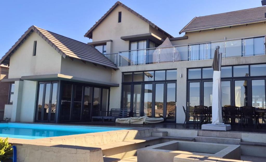 6 Bedroom House