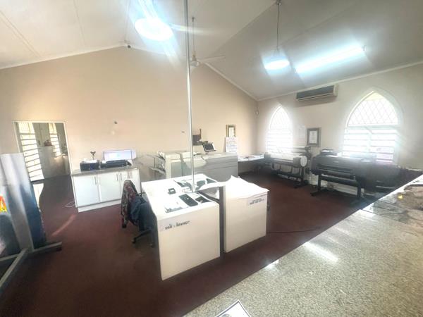 1 100 m² Commercial space