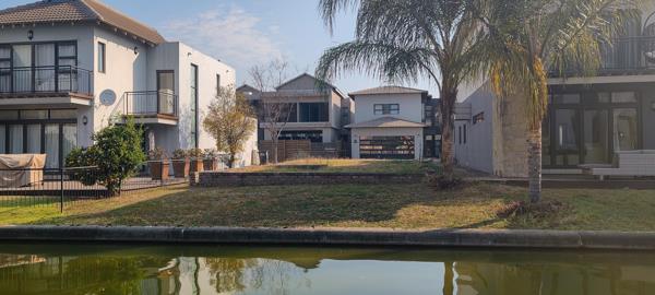 352 m² Land