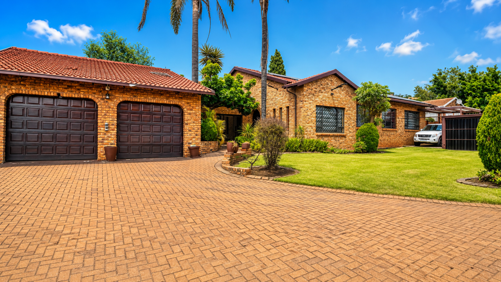 5 Bedroom House in Noordheuwel