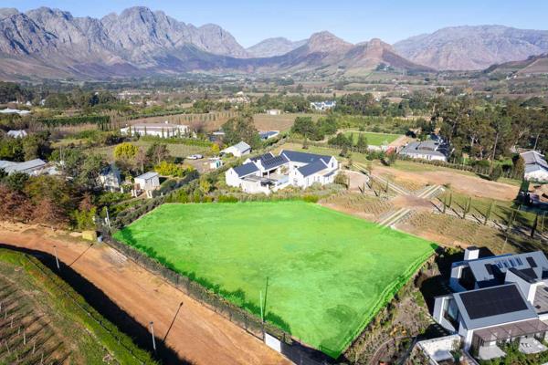 3 208 m² Land