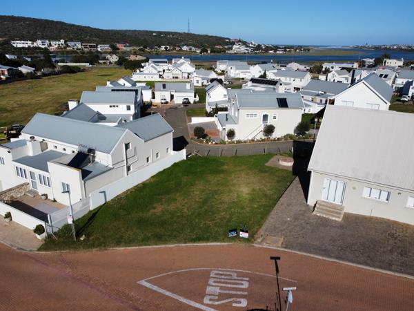 300 m² Land