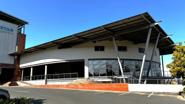 915 m² Commercial space