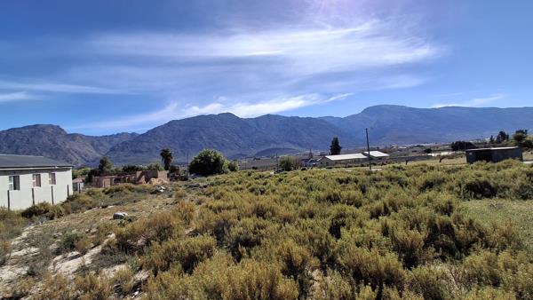 1 045 m² Land