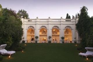 2 000 m² Hotel