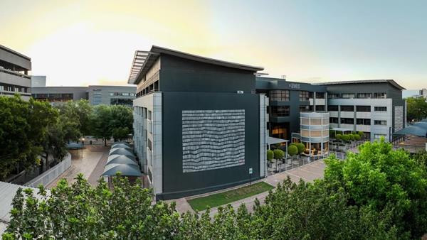 898 m² Commercial space