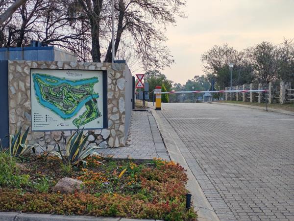 858 m² Land