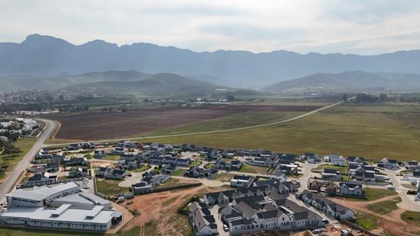372 m² Land