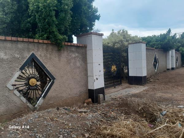 1 050 m² Land