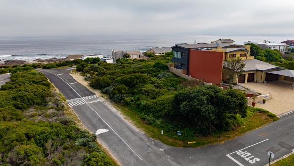 1 033 m² Land