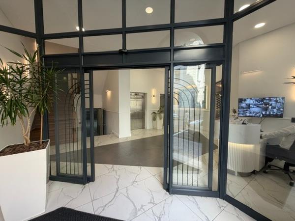 903 m² Office Space