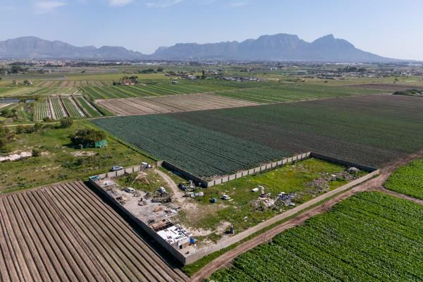 3 965 m² Land