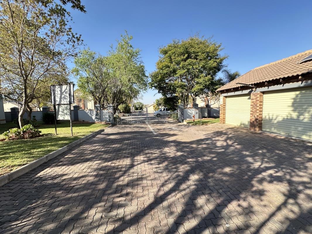 2 Bedroom Apartment in Mooikloof Ridge
