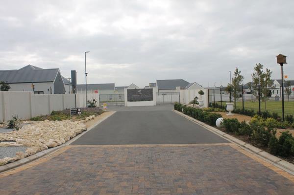 445 m² Land