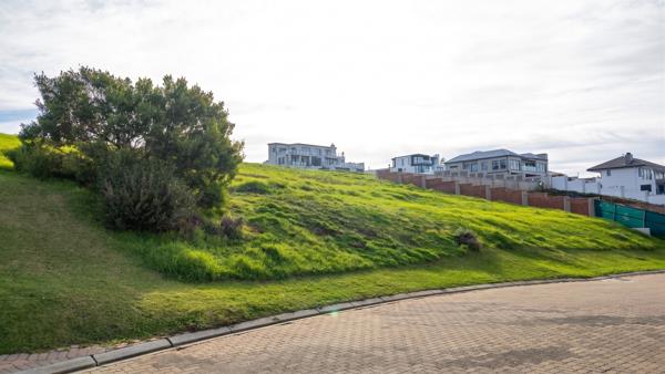 687 m² Land