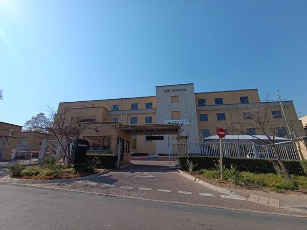 1 651 m² Office Space