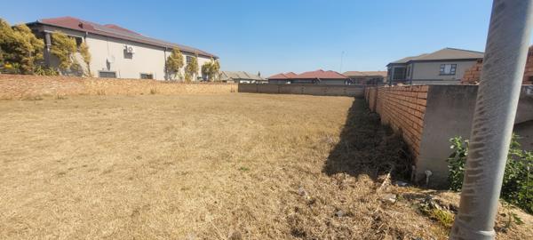 688 m² Land