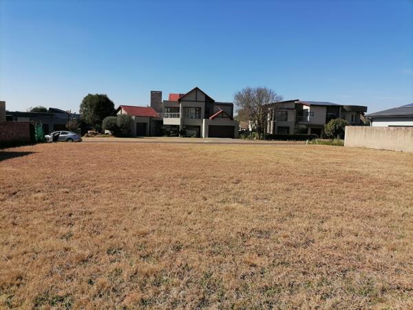 1 015 m² Land