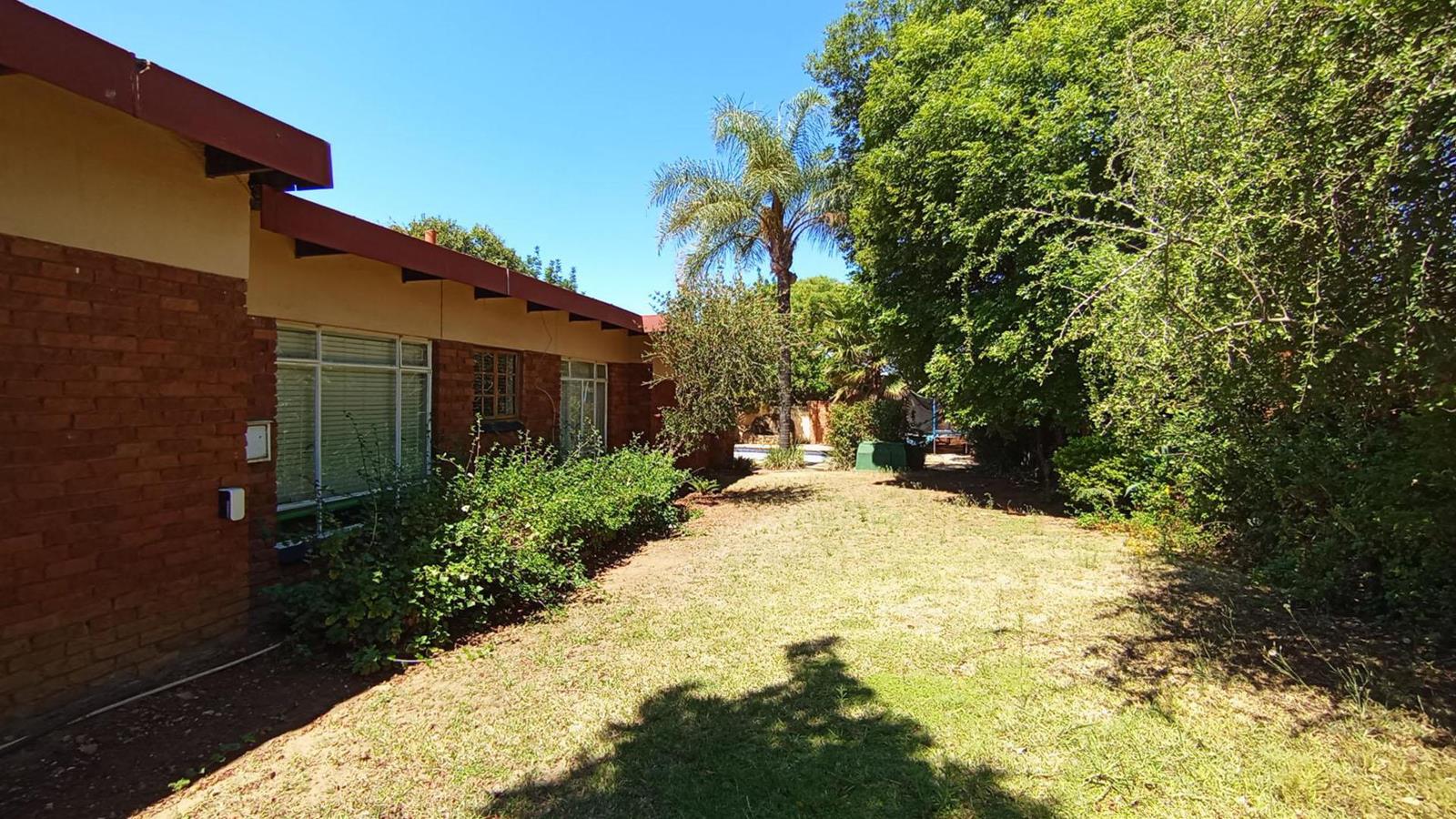 6 Bedroom Simplex in Constantia Park