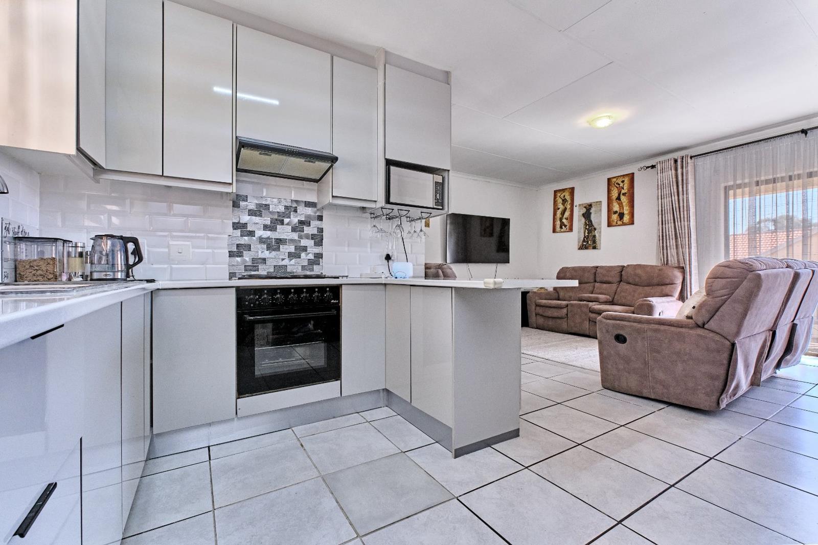 3 Bedroom Apartment in Grobler Park