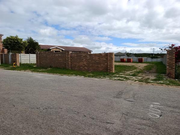 700 m² Land