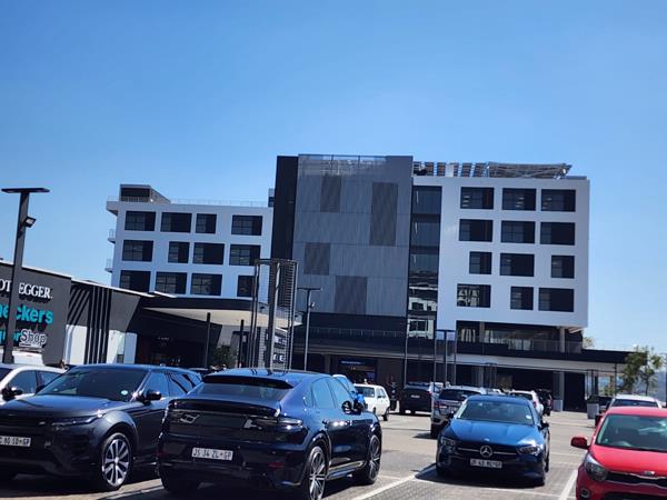 881 m² Commercial space