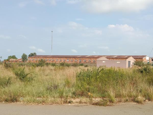 1 878 m² Land