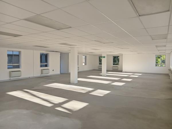 971 m² Commercial space