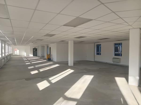971 m² Commercial space