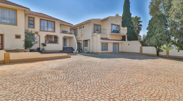 25 Bedroom House