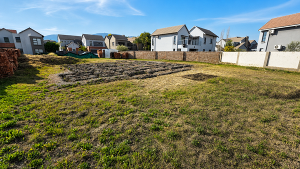 820 m² Land
