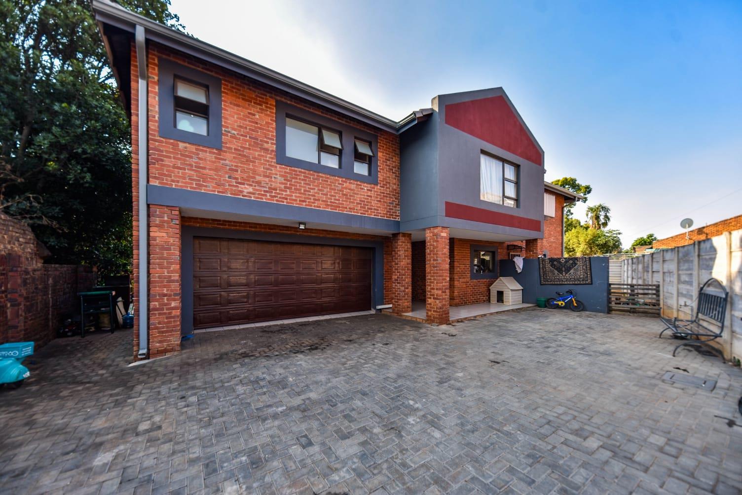 4 Bedroom House in Die Wilgers