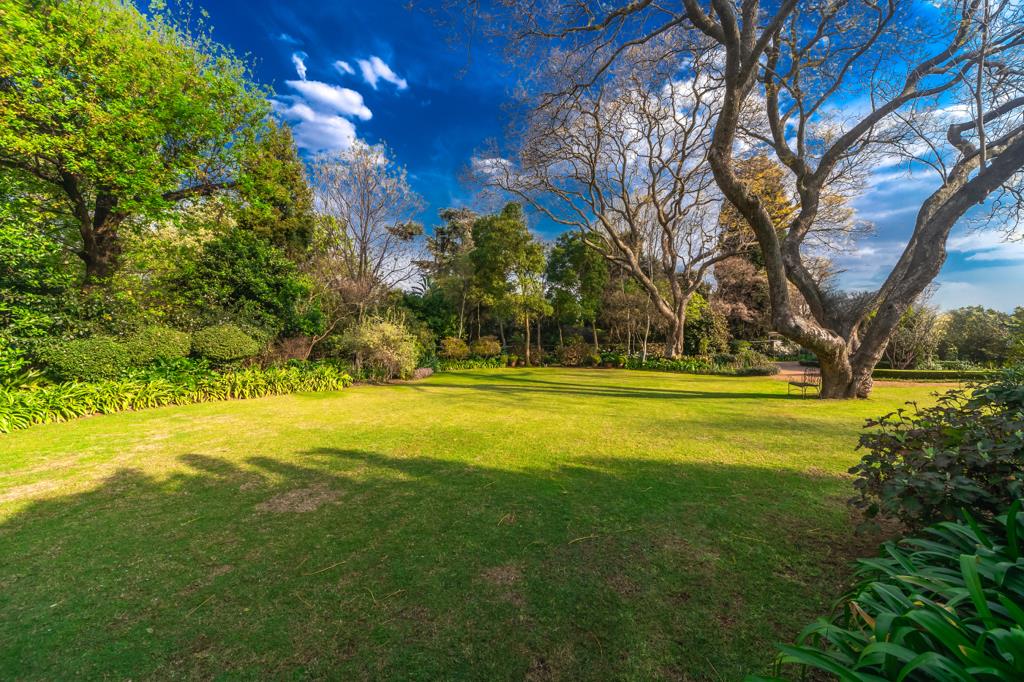 1 323 m² Land