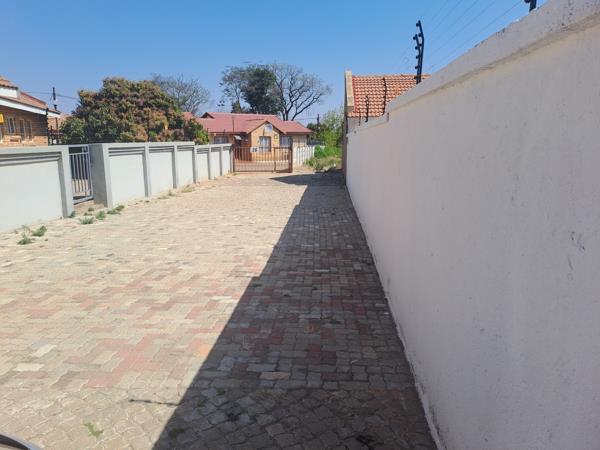 744 m² Land