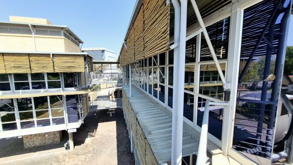 966 m² Commercial space