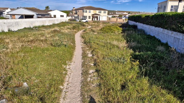 932 m² Land