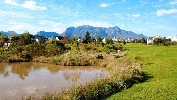 753 m² Land