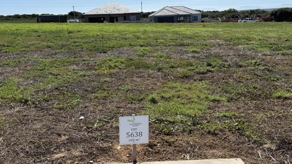 600 m² Land
