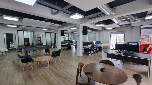 215 m² Commercial space