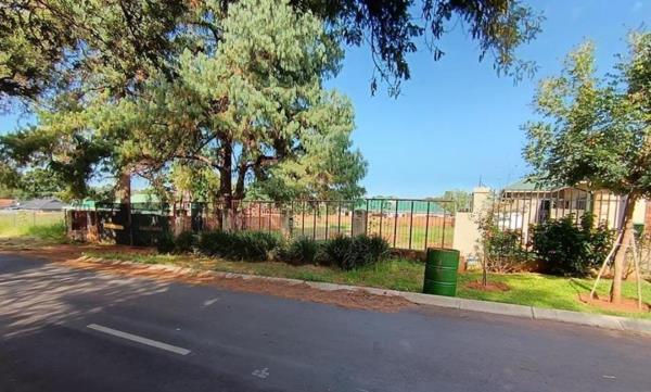1 569 m² Land