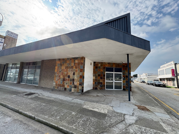 744 m² Commercial space