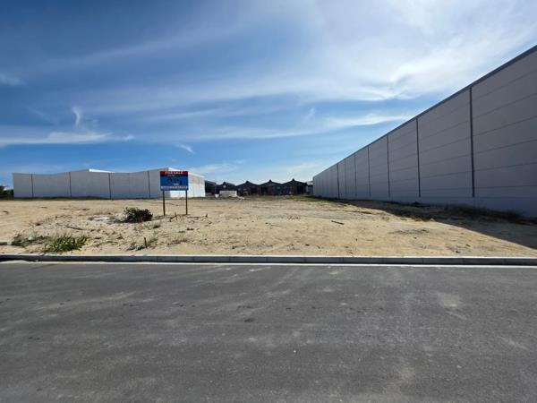 818 m² Land