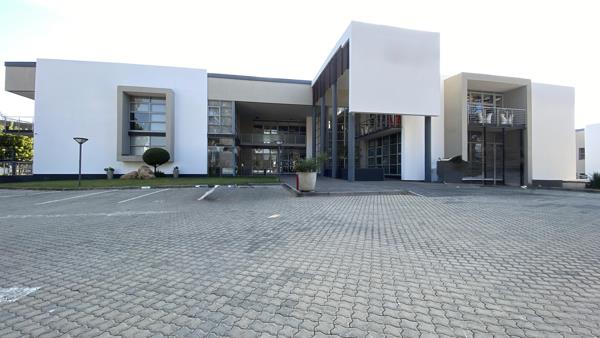 998 m² Commercial space