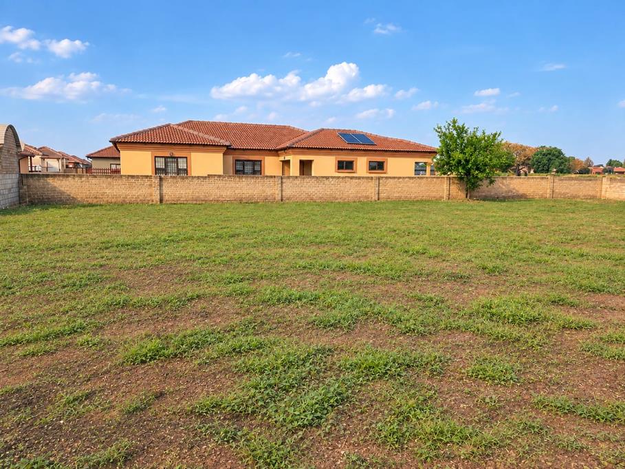 765 m² Land