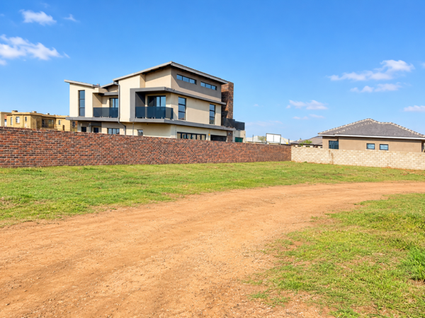 1 032 m² Land